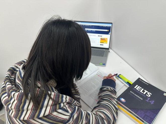 Những năm gần đây, phụ huynh, học sinh đổ xô ôn thi chứng chỉ IELTS để tìm kiếm cơ hội vào đại học. Ảnh: Anh Đức