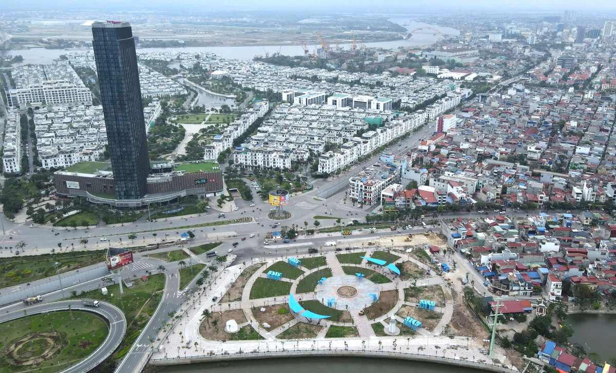 Công trình công viên nút giao Nam Cầu Bính nằm ở vị trí đắc địa. Ảnh: Mai Dung