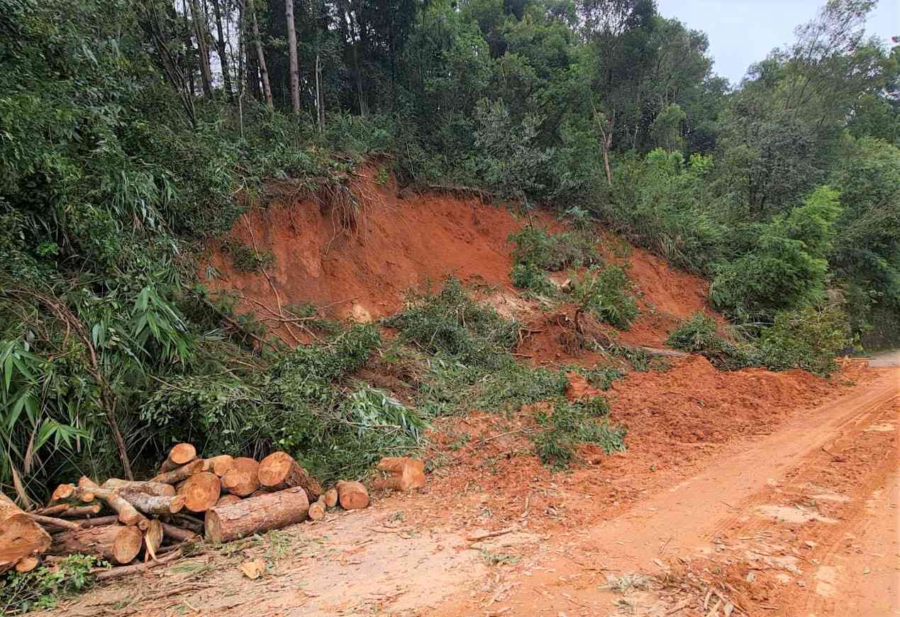 Đèo Gia Bắc trên Quốc lộ 28 đã thông tuyến lúc 6 giờ 30 phút sáng 31.10 sau nhiều giờ tê liệt do sạt lở. Ảnh: Phúc Khánh