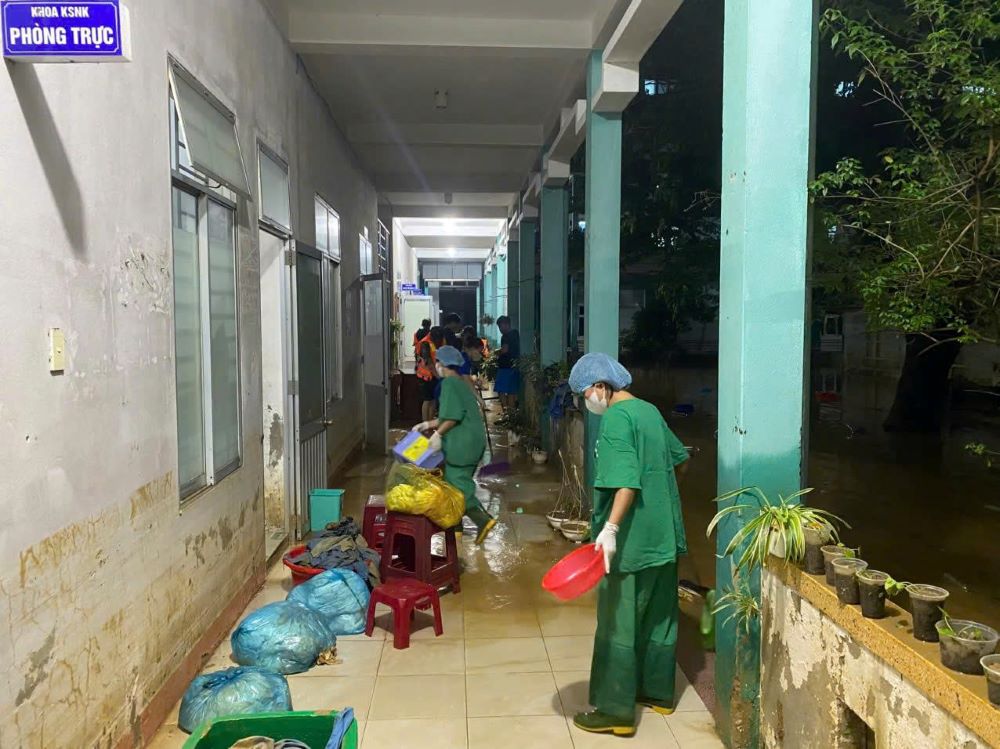 Lực lượng vũ trang Đà Nẵng xuyên đêm dọn bùn, khử khuẩn bệnh viện sau lũ. Ảnh: Khải Đăng