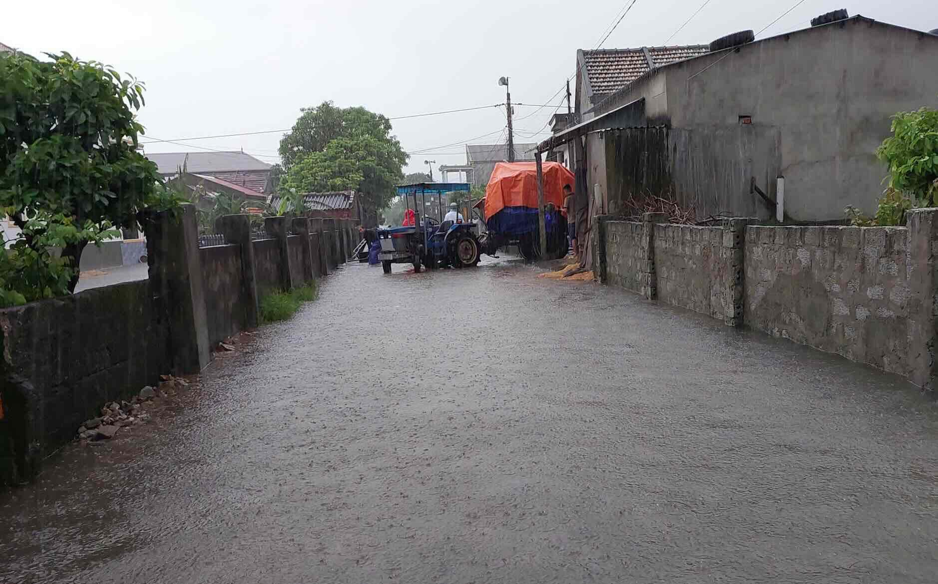 Đường di chuyển của người dân bắt đầu ngập nước. Ảnh: Thanh Sơn