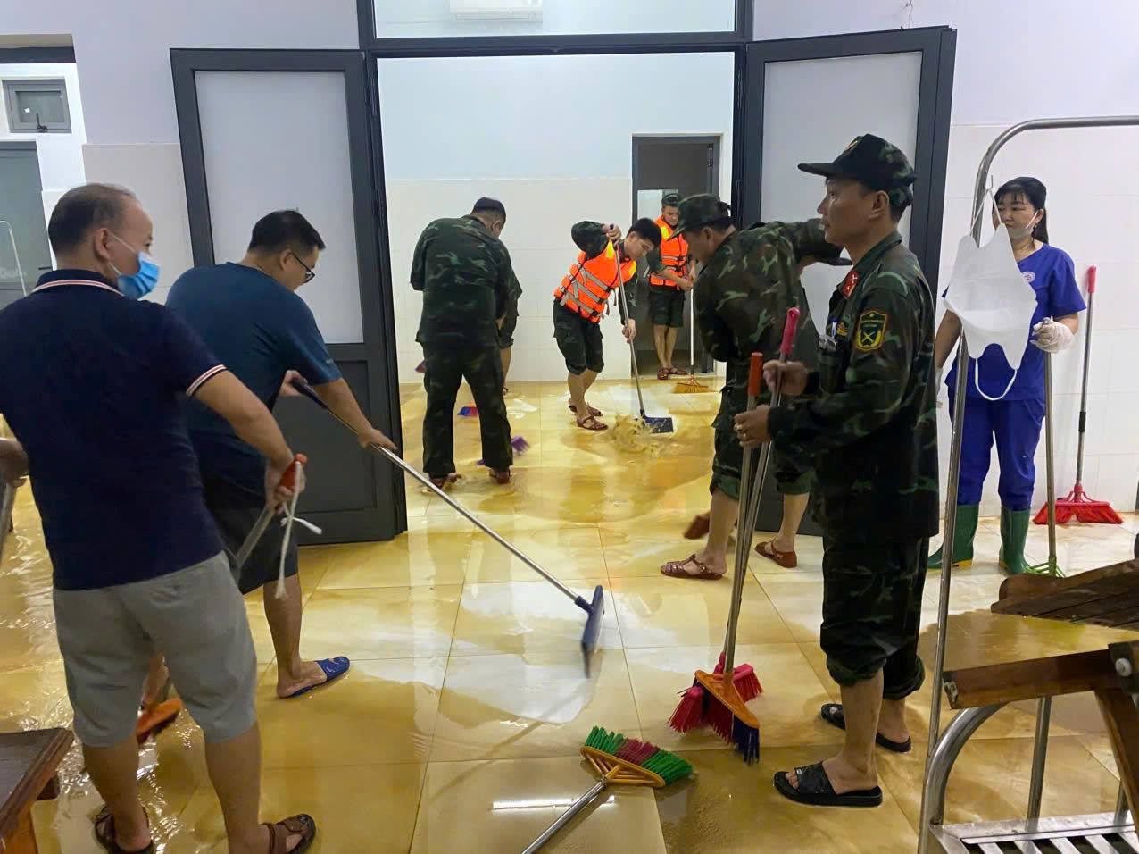 Lực lượng vũ trang tập trung ưu tiên dọn bùn, tiêu độc khử khuẩn tại Bệnh viện Đa khoa Duy Xuyên (xã Nam Phước) và Bệnh viện Đa khoa khu vực Điện Bàn. Ảnh: Khải Đăng
