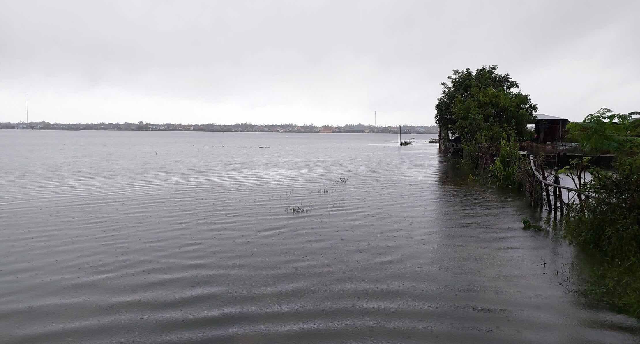 Mưa lớn khiến nhiều nơi tại xã Quảng Trạch ngập sâu. Ảnh: Thanh Sơn