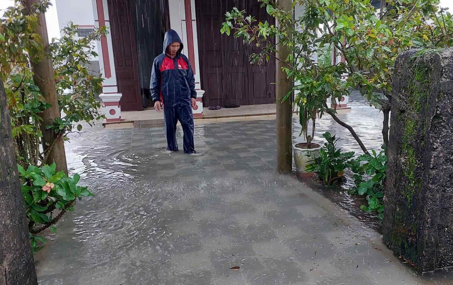 Nước bắt đầu tràn vào nhà dân sáng 31.10. Ảnh: Thanh Sơn