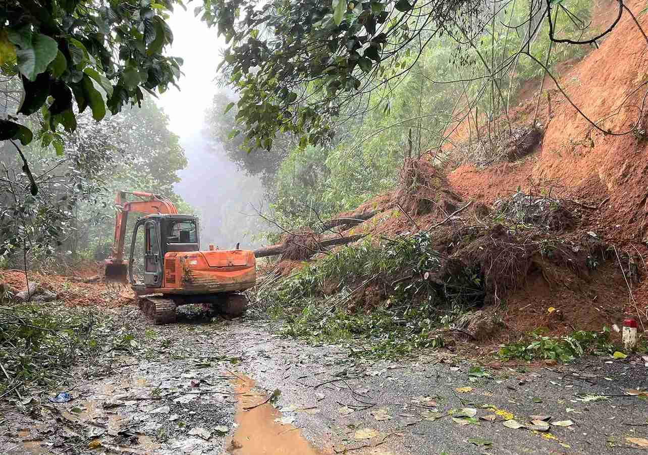 Máy múc hoạt động hết công suất để khơi thông đèo Gia Bắc kịp thời sau khi xảy ra sạt lở. Ảnh: Phúc Khánh