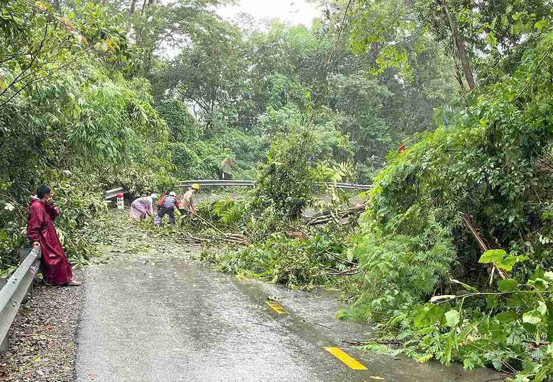 Các lực lượng tập trung khắc phục sự cố sau khi xảy ra sạt lở để thông đèo Gia Bắc. Ảnh: Phúc Khánh