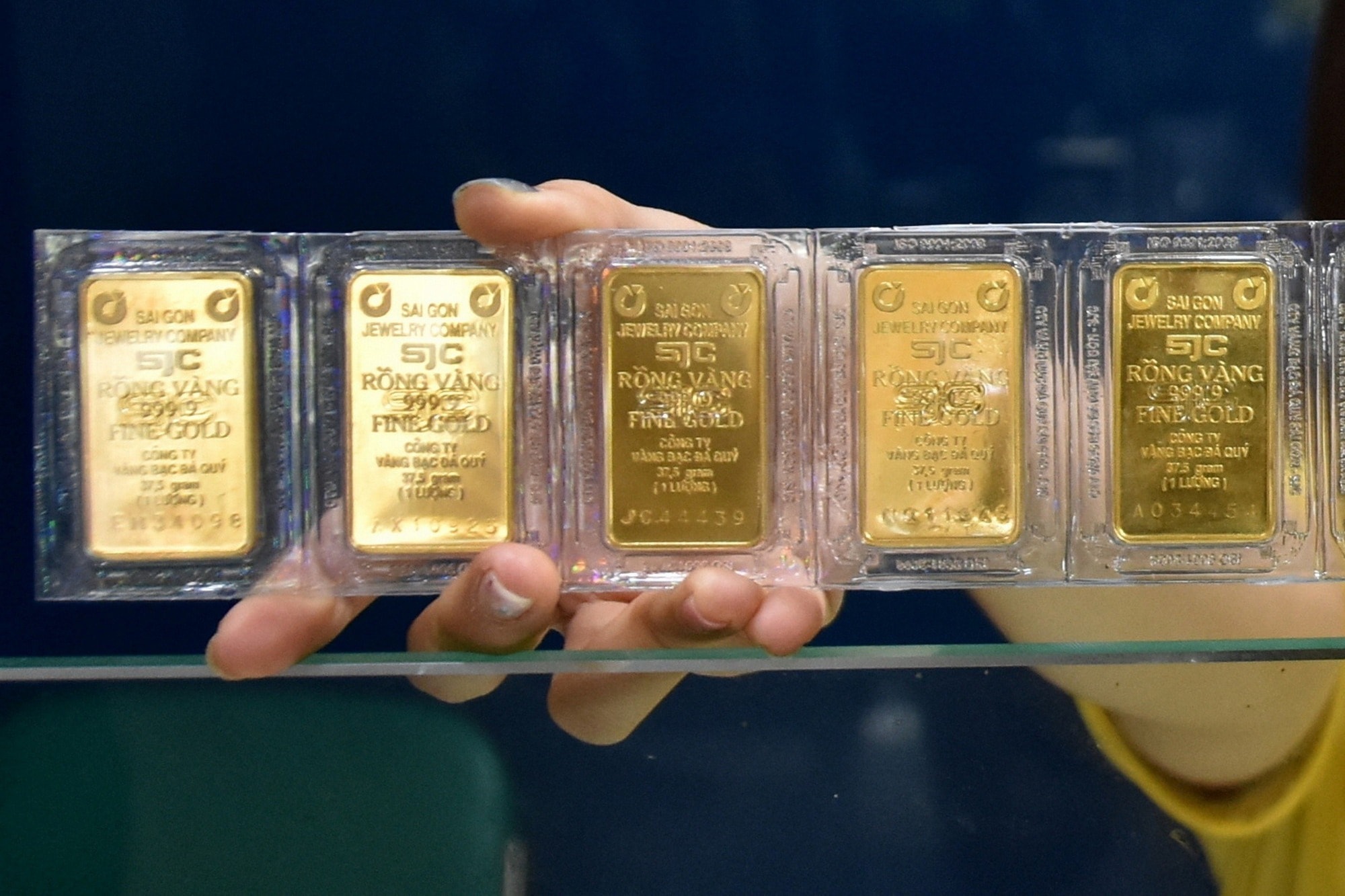 Giá vàng hôm nay 2 11 2025 Giá vàng chạm mốc 148,4 triệu đồng lượng