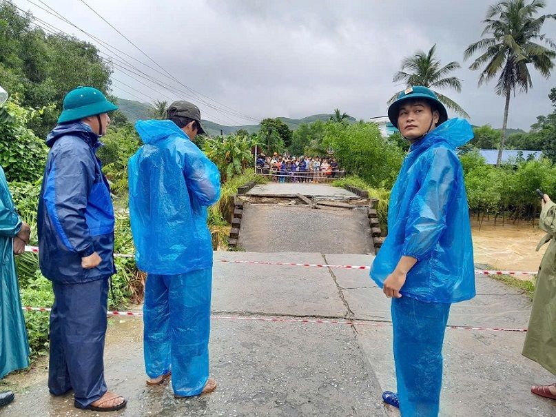 Các lực lượng chức năng phong tỏa hiện trường, không cho người và phương tiện qua lại cầu Cây Sung. Ảnh: UBND xã Bình Minh