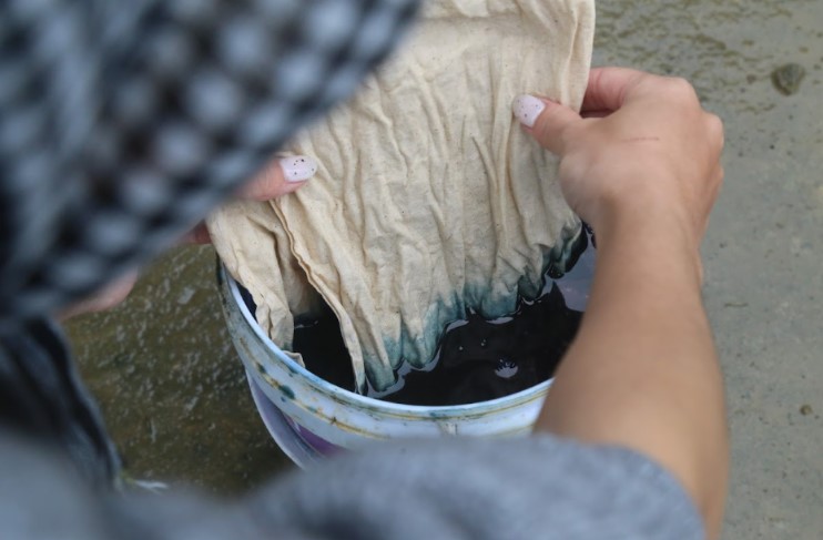 Sau khi hoàn thành phần vẽ, du khách được trải nghiệm nhuộm chàm. Nghệ nhân chia sẻ kinh nghiệm pha, ủ và định màu để sắc chàm được bền và đẹp nhất.