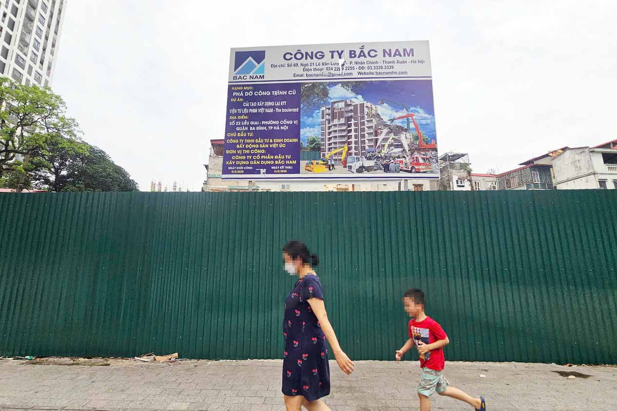 Khu đất diện tích hơn 1.300 m2 số 22 Liễu Giai hiện đã được quây tôn. Ảnh: Đình Phong