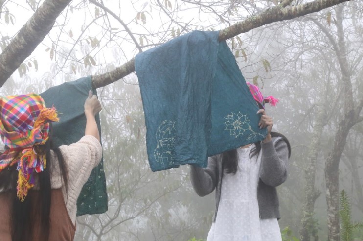 Thành phẩm tạo họa tiết và nhuộm chàm cho vải của du khách sau khi làm xong sẽ được phơi khô. Tấm vải được đem phơi dưới hiên, nơi gió lùa và sương bảng lảng. Màu xanh bắt đầu hiện lên rõ ràng hơn. Bạn Nguyễn Hạnh, 20 tuổi ở Thái Nguyên chia sẻ: “Mình rất vui vì có trải nghiệm này. Vừa làm được sản phẩm riêng, vừa hiểu hơn về văn hóa của người Mông”.