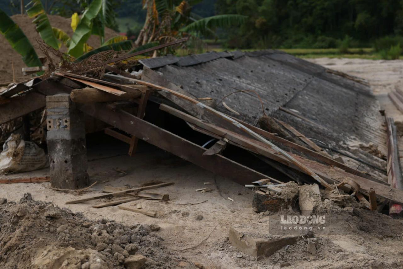 Nhà cửa bị vùi lấp. Ảnh: Văn Đức