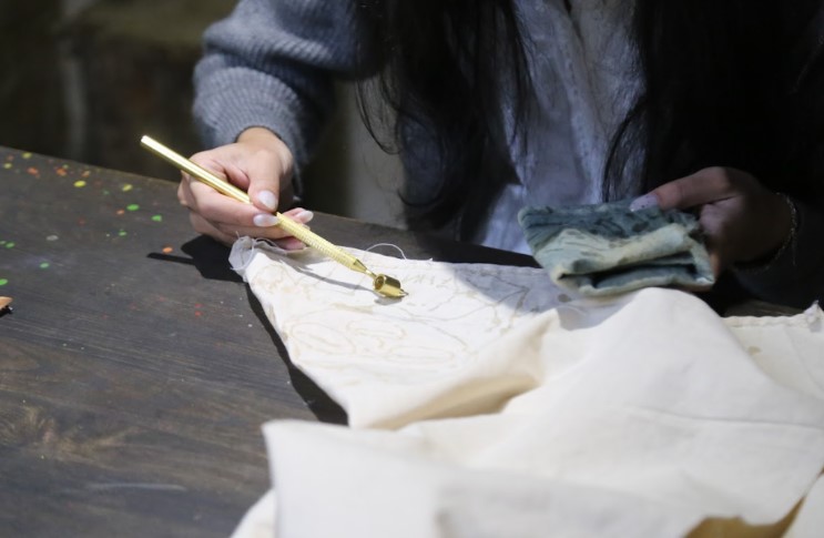 Sau khi đã nắm vững kỹ thuật vẽ, du khách sẽ được tự tay thực hiện quá trình vẽ sáp ong của mình. Từng nét vẽ thấm đẫm sáp ong được hiện lên tấm vải trắng một cách đầy hào hứng.