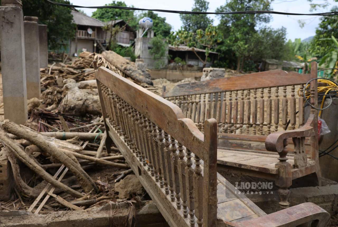 Làng Chút vẫn ngổn ngang, tan hoang sau cơn lũ dữ. Ảnh: Văn Đức