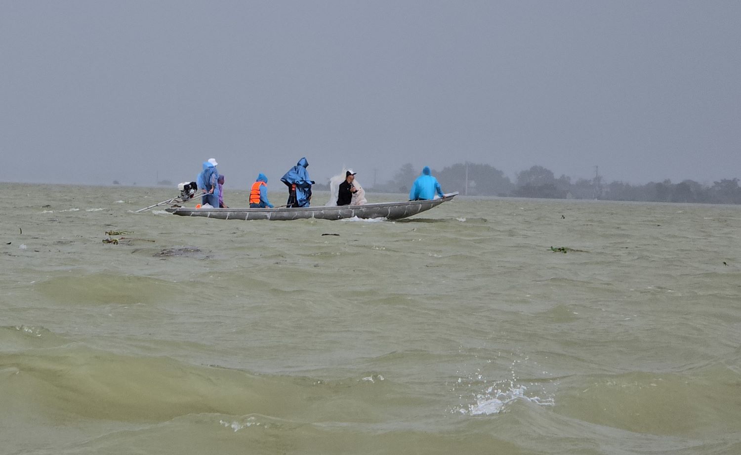 Hành trình xuôi ngược đi vận chuyển cơm của các đoàn thiện nguyện cho người dân vùng lũ đối diện với hiểm nguy vì dòng nước lũ dữ, nhưng ngày nào các chuyến đò cũng hoạt động để hỗ trợ bà con. Ảnh: Hưng Thơ