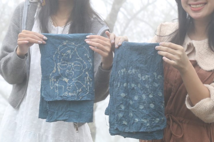 Nếu có dịp đến Tà Xùa, đừng chỉ ngắm mây. Hãy thử một lần ngồi bên bếp lửa, cầm bút vẽ sáp và nhúng vải vào chàm. Biết đâu, bạn sẽ mang về không chỉ một tấm vải, mà cả một kỷ niệm khó quên của núi rừng nơi đây. Nếu có dịp đến Tà Xùa, đừng chỉ ngắm mây. Hãy thử một lần ngồi bên bếp lửa, cầm bút vẽ sáp và nhúng vải vào chàm. Biết đâu, bạn sẽ mang về không chỉ một tấm vải, mà cả một kỷ niệm khó quên của núi rừng nơi đây.