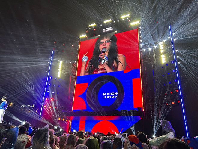 “Em xinh” Mỹ Mỹ ấn tượng trên sân khấu đổ mưa. Ảnh: Quỳnh An