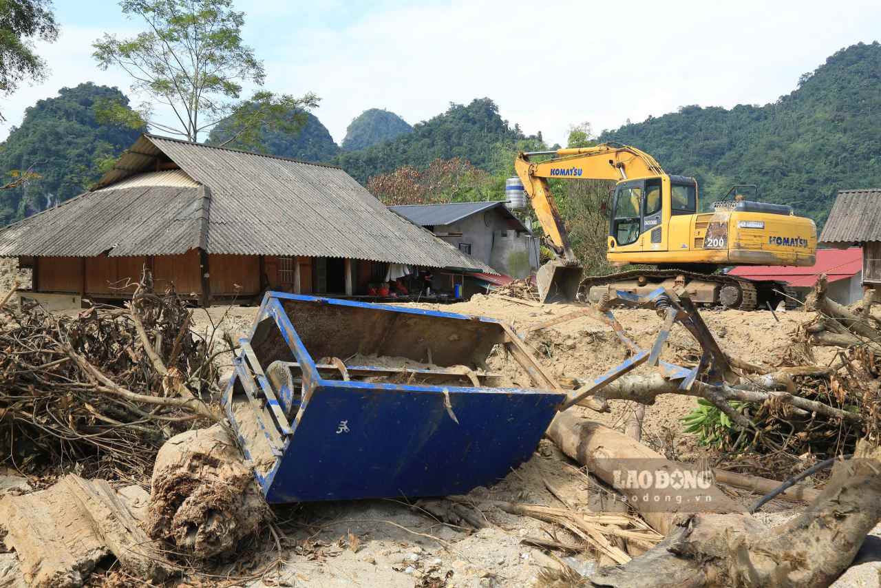 Nhiều ngôi nhà bị ảnh hưởng nặng nề do cát vùi lấp. Ảnh: Văn Đức
