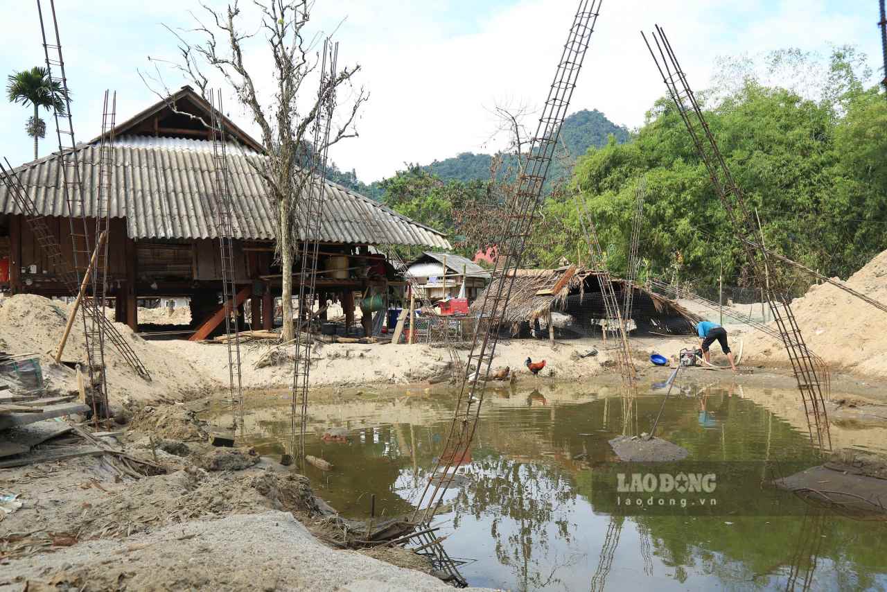 Một ngôi nhà đang xây dở mới kịp đổ móng xi măng cũng bị nước lũ tàn phá. Ảnh: Văn Đức