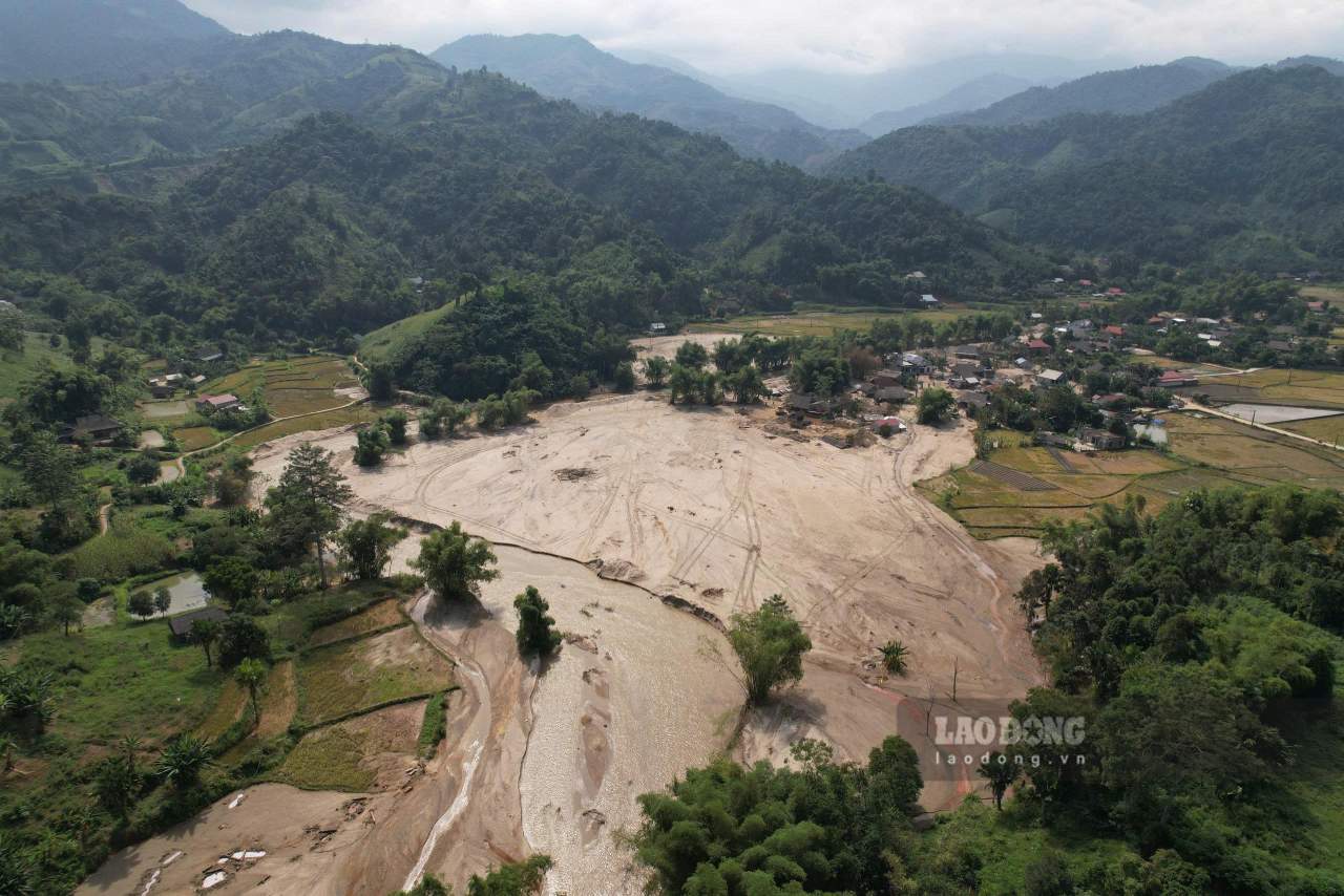 Sau cơn bão số 10, thôn Làng Chút hóa thành sa mạc cát. Ảnh: Văn Đức