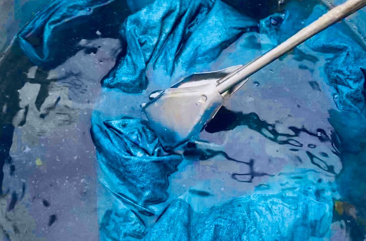 Tấm vải được thấm đẫm sắc xanh của chàm, như sắc xanh của trời mây Tà Xùa. Mỗi lần nhúng - phơi - lại nhúng là một lớp màu, một lớp kiên nhẫn.