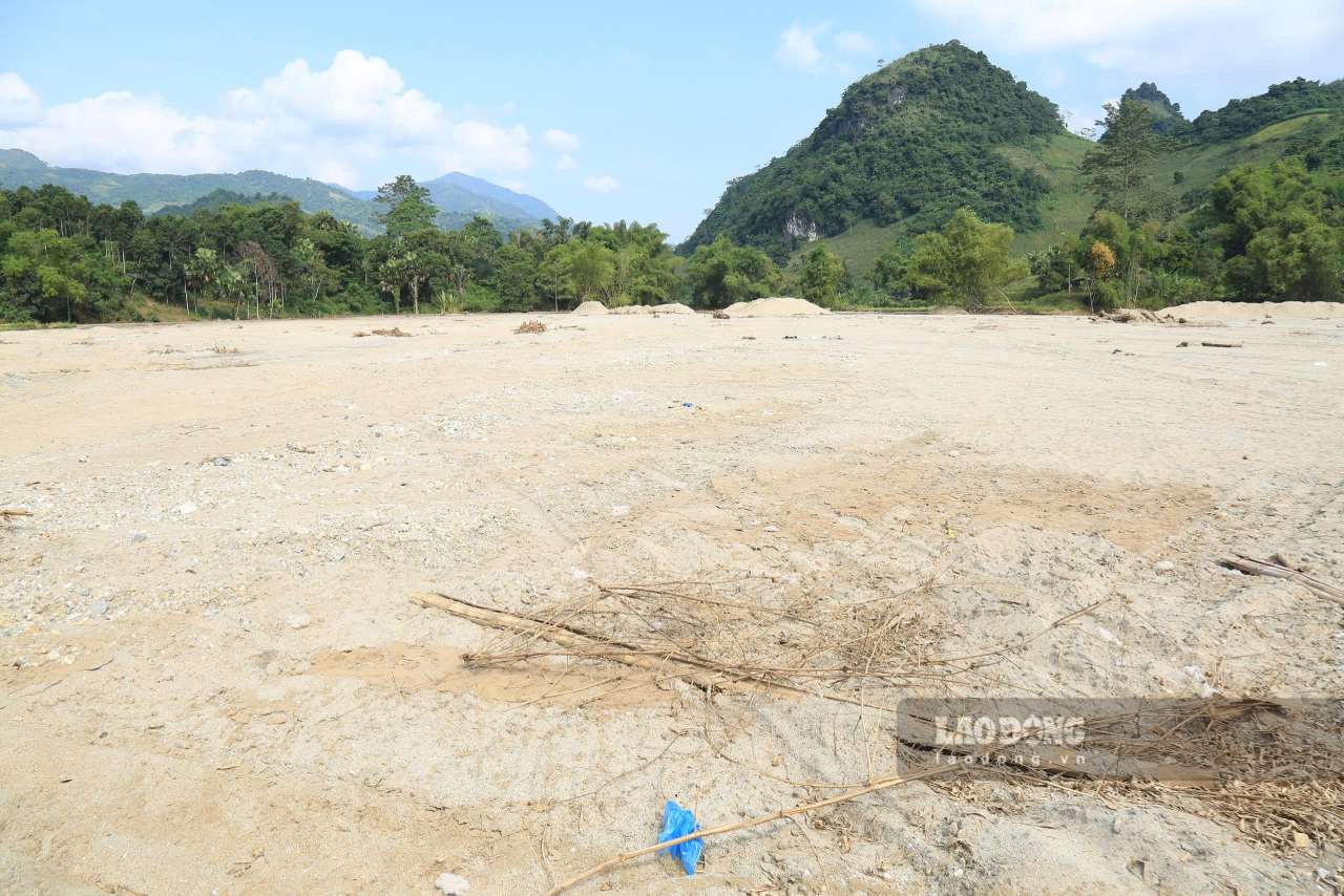 Cả thôn Làng Chút trắng xóa màu cát. Ảnh: Văn Đức