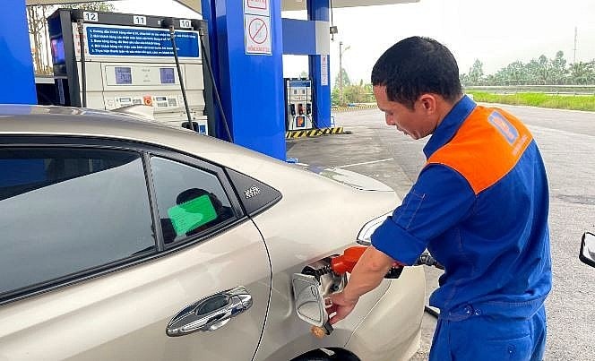 Giá xăng dầu hôm nay 1/11: Xăng tăng, dầu hướng tới tháng giảm thứ ba liên tiếp