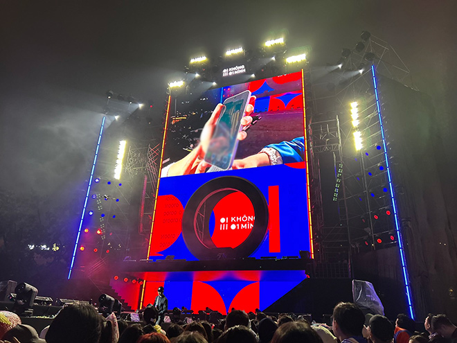 Tiểu phẩm về việc Mono nhận cuộc điện thoại lừa đảo ngay trên sân khấu tối 2.11. Ảnh: Quỳnh An