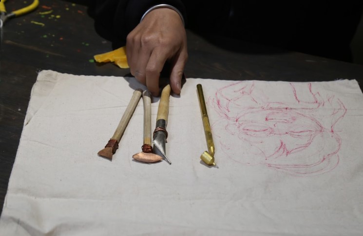 Du khách được hướng dẫn sử dụng bút vẽ sáp truyền thống của người Mông. Bên cạnh đó, một số dụng cụ quen thuộc như cọ vẽ cũng được chuẩn bị để ai chưa quen tay vẫn có thể dễ dàng thao tác.