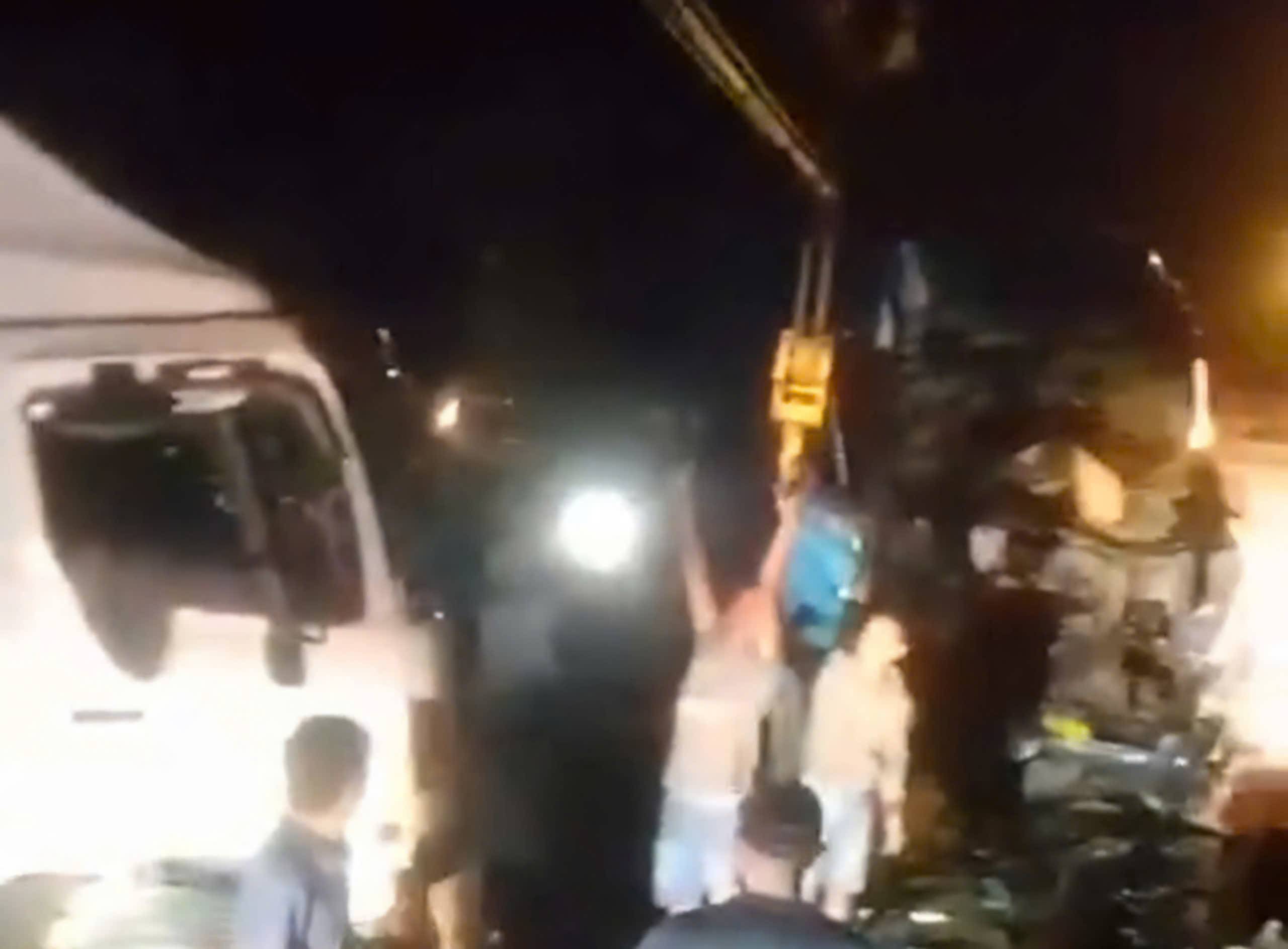 Xe cẩu tham gia phá cửa cứu tài xê xe tải mắc kẹt trong cabin: Ảnh: Người dân cung cấp.