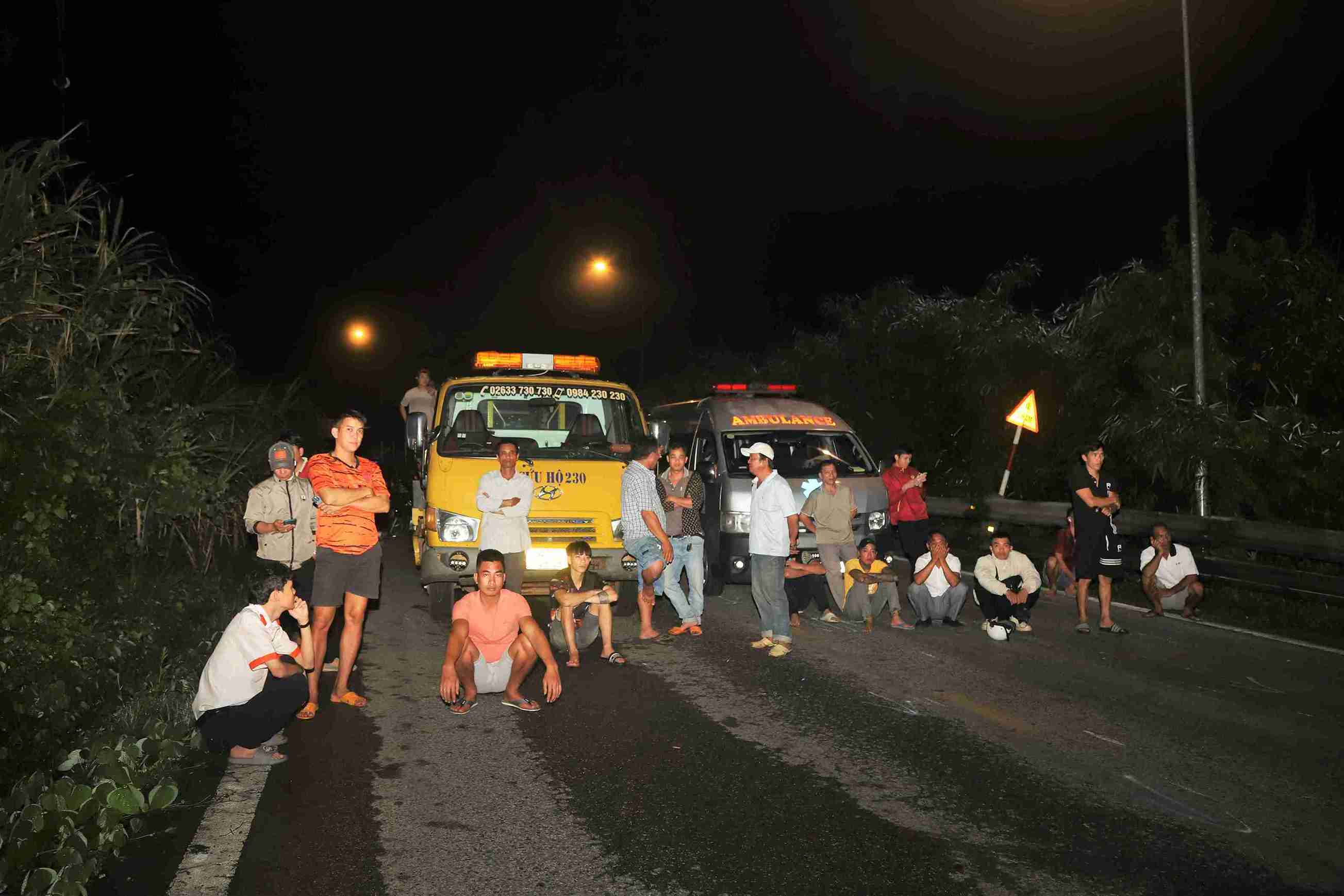 Người tham gia giao thông mỏi mệt chờ đợi lực lượng chức năng giải phóng hiện trường tai nạn. Ảnh: Nguyễn Quân