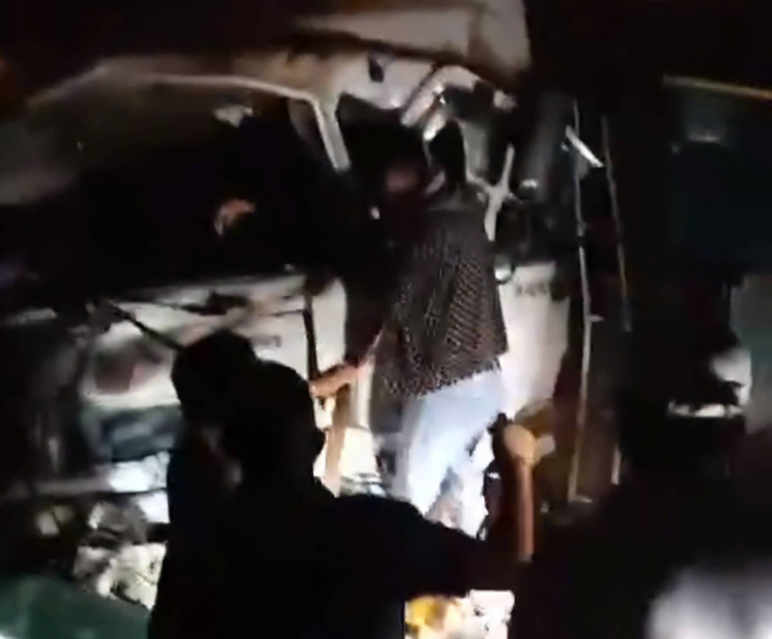 Người đi đường cùng nhau phá cửa cứu tài xế xe tải mắc kẹt trong cabin. Ảnh: Người dân cung cấp