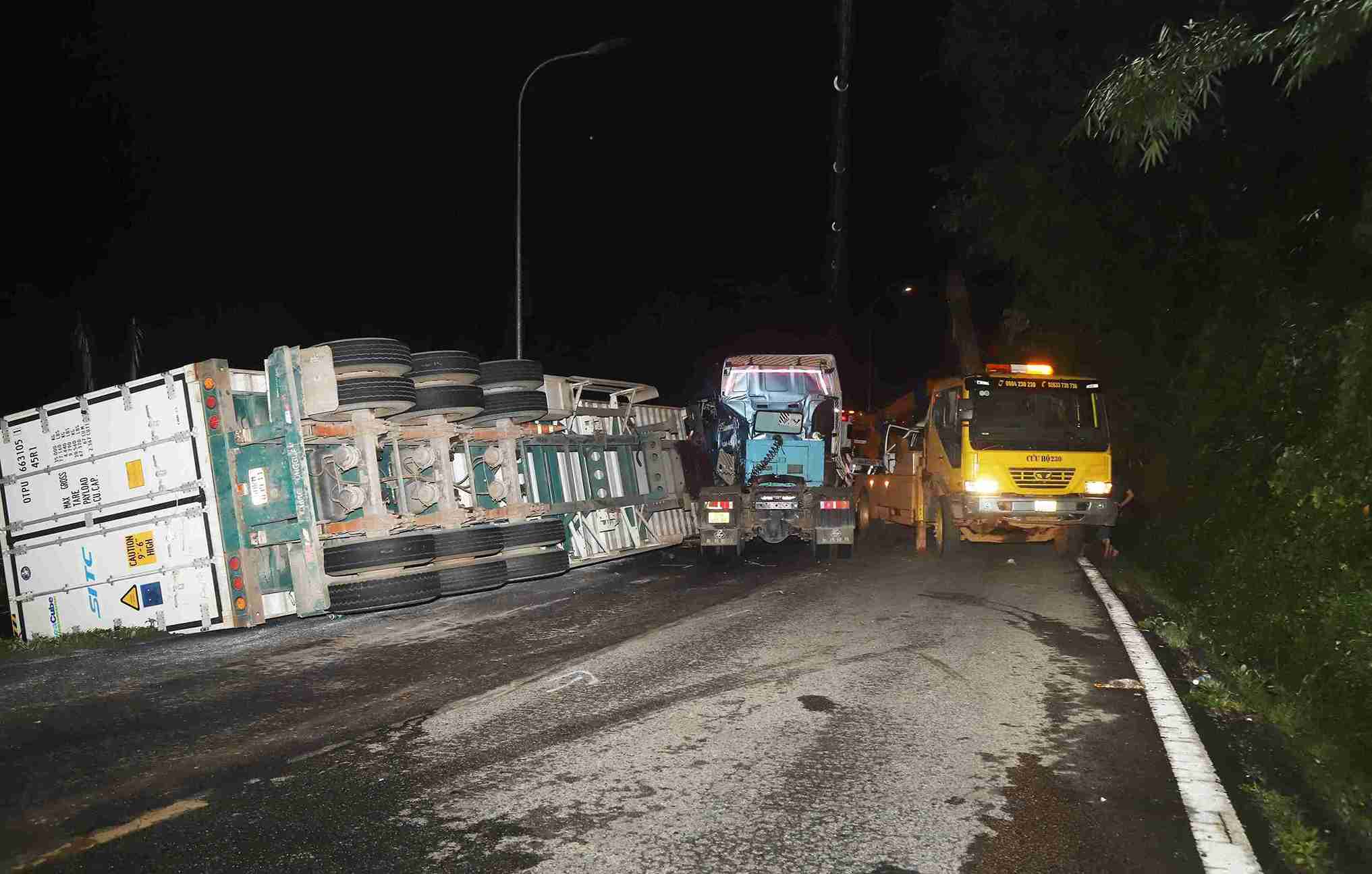 Hiện trường vụ tai nạn giao thông giữa container và xe tải trên đèo Bảo Lộc. Ảnh: Nguyễn Quân