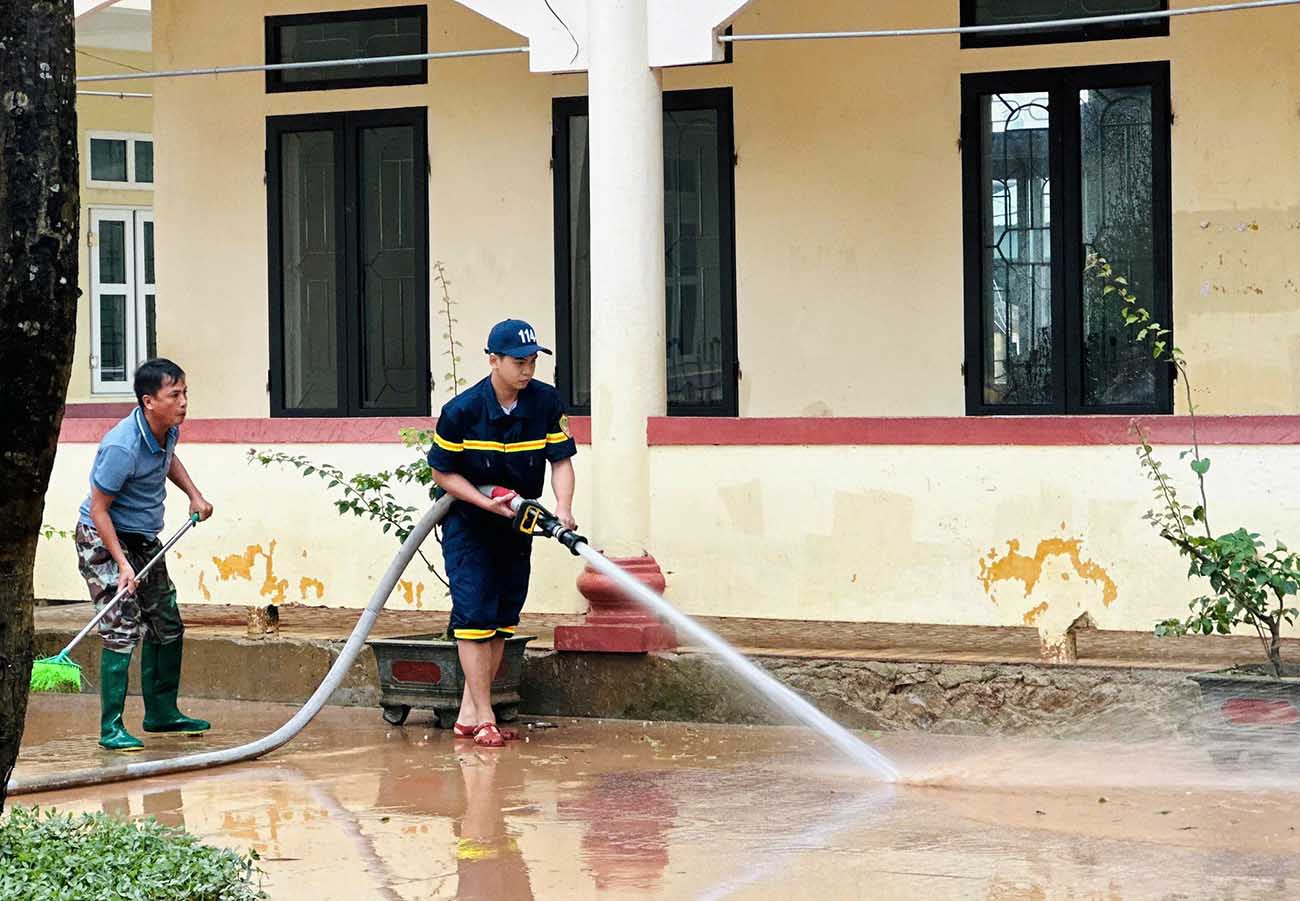 Xe bồn chở nước đến với vòi xịt mạnh giúp tẩy bùn đất hiệu quả ở Trường THCS Mỹ Duệ. Ảnh: Cẩm Mỹ.
