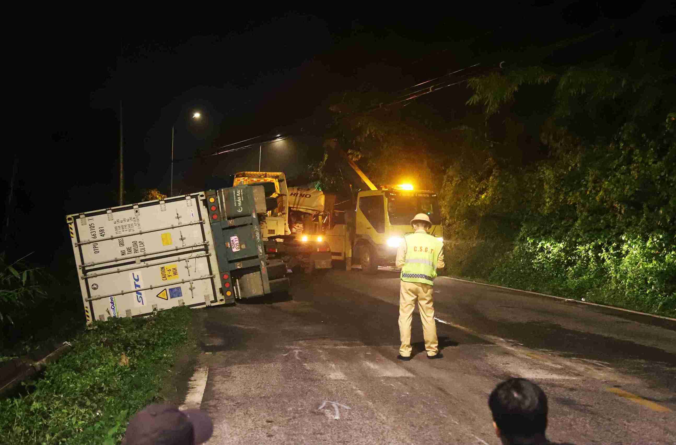 Cảnh sát Giao thông điều tiết, phân luồng giao thông tại hiện trường tai nạn. Ảnh: Nguyễn Quân