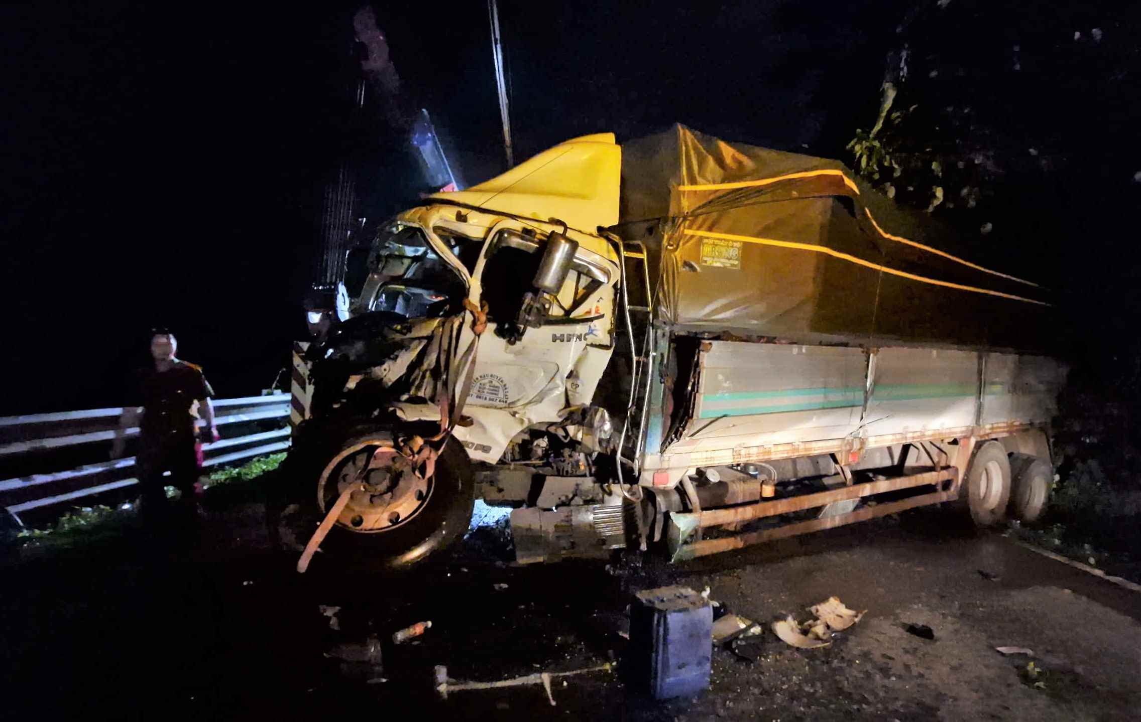 Cabin xe tải bị biến dạng sau cú tông trực diện của container đang đổ đèo Bảo Lộc. Ảnh: Nguyễn Quân