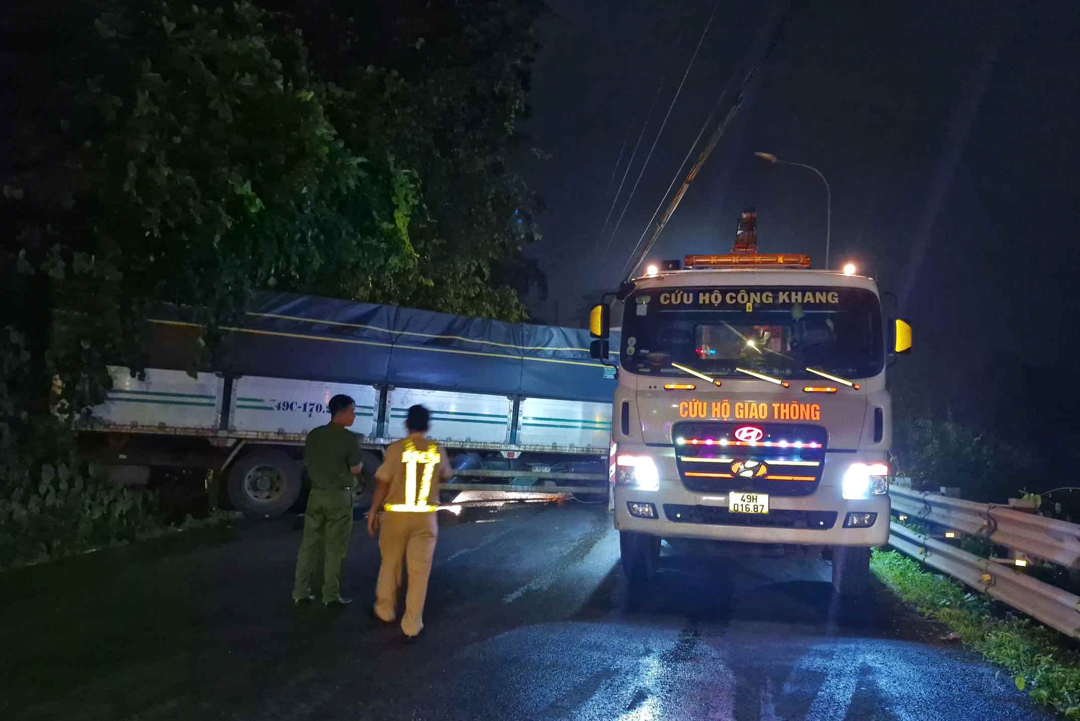 Cơ quan chức năng khám nghiệm hiện trường vụ tai nạn. Ảnh: Nguyễn Quân