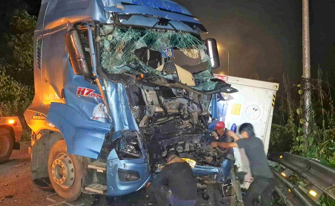Phá cabin cứu tài xế trong vụ xe tải và container đấu đầu trên đèo Bảo Lộc