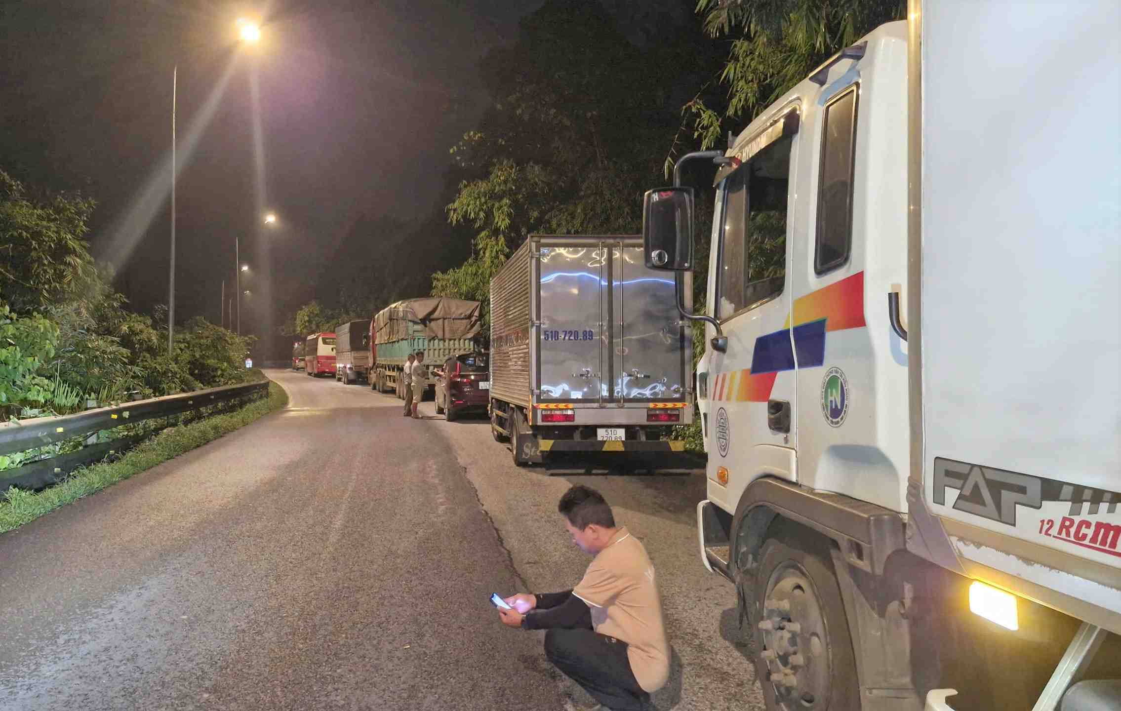 Tai nạn khiến giao thông trên đèo Bảo Lộc tê liệt, xe cộ nối đuôi nhau nằm chờ nhiều giờ liền. Ảnh: Nguyễn Quân