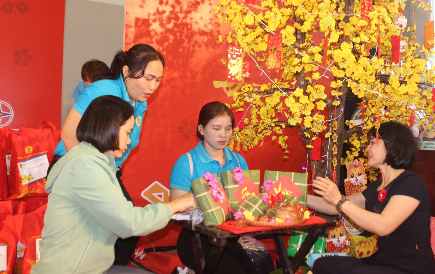 Các cấp Công đoàn Khánh Hòa tổ chức hoạt động Tết vui tươi cho đoàn viên, người lao động. Ảnh: Phương Linh