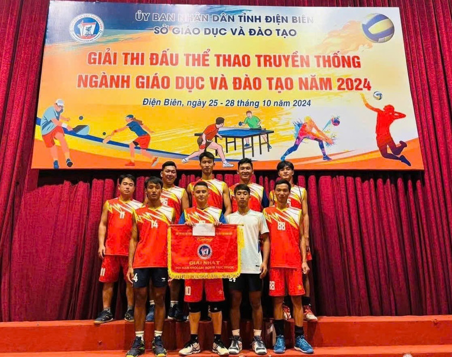Thầy giáo Lê Thanh Hải cùng đội tuyển bóng chuyền tham gia giải thi đấu thể thao truyền thống ngành GD&ĐT tỉnh Điện Biên năm 2024. le-thanh-hai-2.jpg