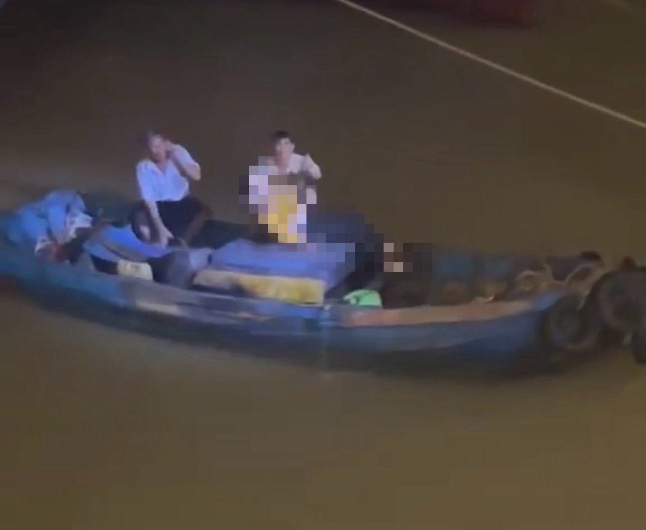 Ghe của ngưa dân hỗ trợ đưa 2 người vào bờ. Ảnh: Phạm Duy