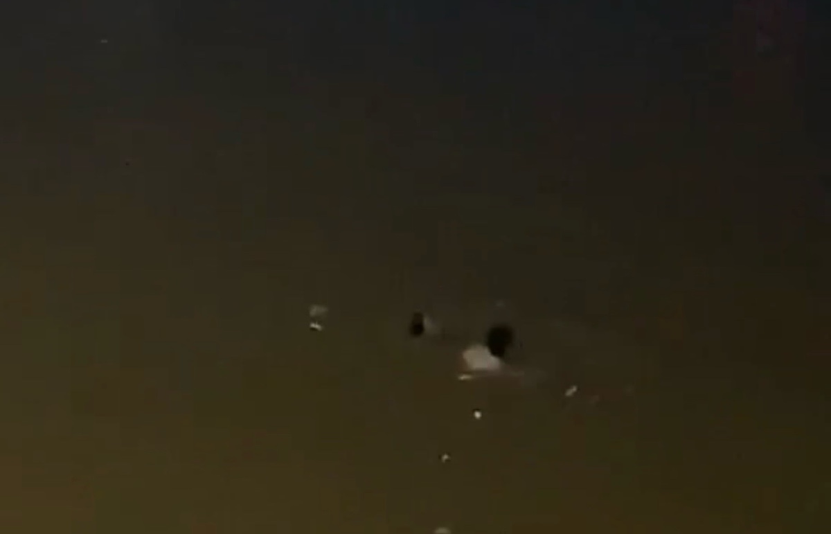 Người đàn ông lao xuống sông Dinh cứu người phụ nữ chới với dưới dòng nước. Ảnh: Phạm Duy