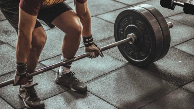 4 lưu ý khi tập tạ giúp bảo vệ khớp gối, tăng cơ