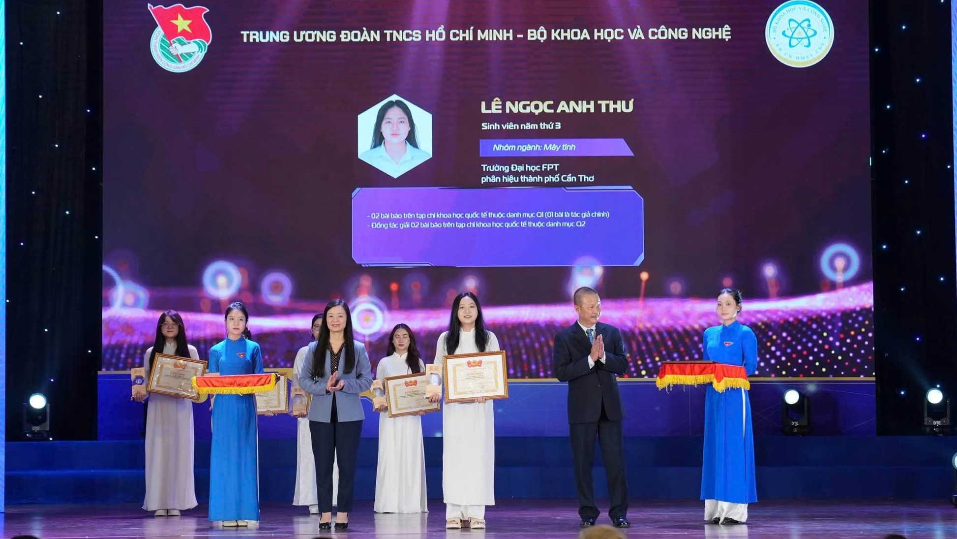 Anh Thư vinh dự được nhận Giải thưởng Nữ sinh Khoa học Công nghệ Việt Nam năm 2025. Ảnh: Trường Đại học FPT Cần Thơ