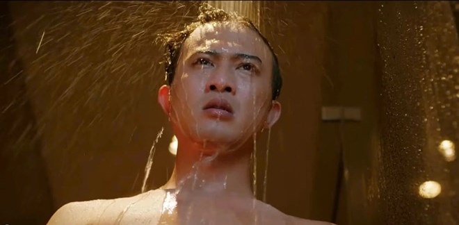 Đăng (Doãn Quốc Đam) bị “dìm” hình ảnh vì cảnh quay trong nhà tắm. Ảnh: VFC