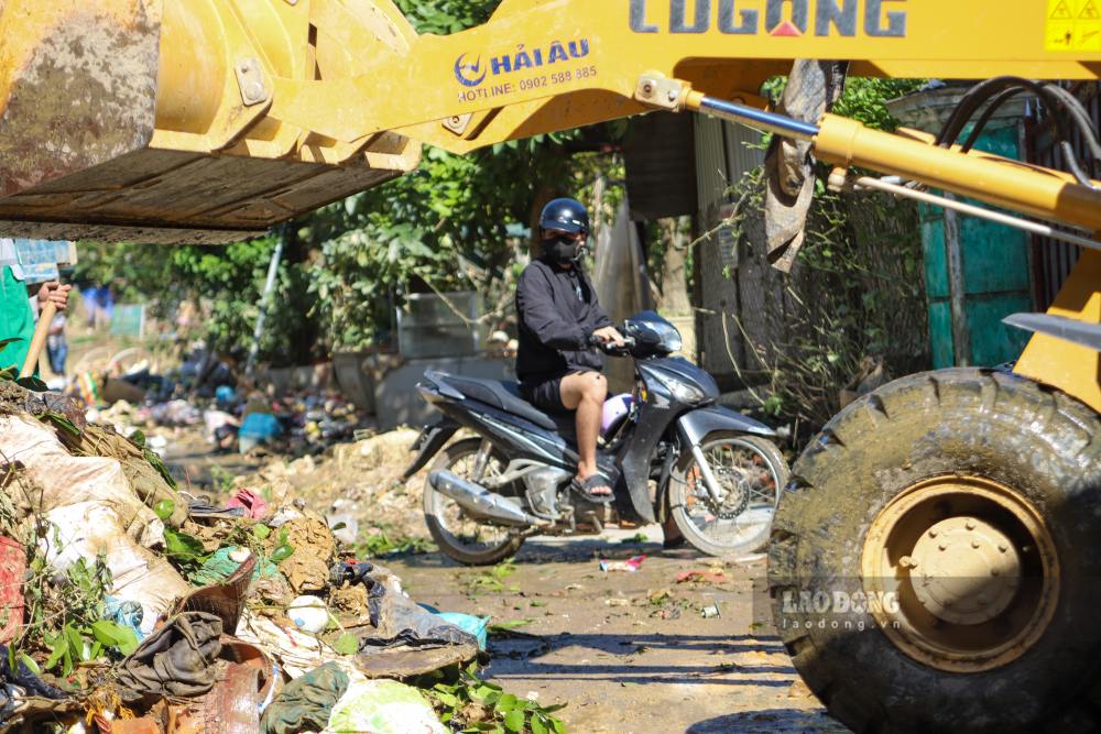 Việc rác thải ngập tràn trên nhiều tuyến đường khiến việc đi lại của người dân sau lũ gặp nhiều khó khăn.