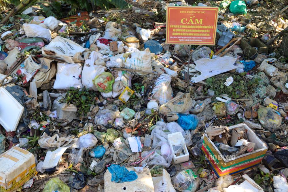 Người dân phải sống trong cảnh ngột ngạt khi rác thải sinh hoạt, thức ăn ôi thiu, rác tâm linh và cả rác xây dựng tràn ngập khu dân cư.