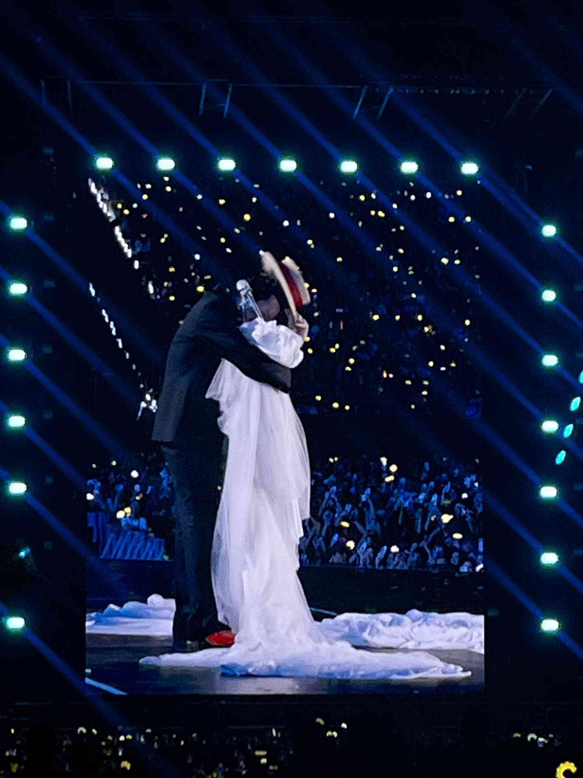 Khoảnh khắc ôm mic bên ngoài trang trí như váy cô dâu để thể hiện tình yêu với fan. Ảnh: Tường Vy