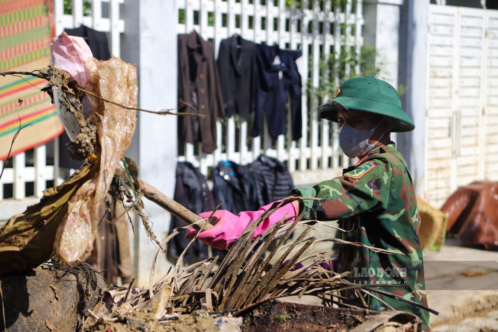 Công việc kéo dài, rác thì ngập tràn khiến nhiều chiến sĩ, công nhân thấm mệt.